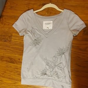 Abercrombie grey vneck tee with embroidered flower